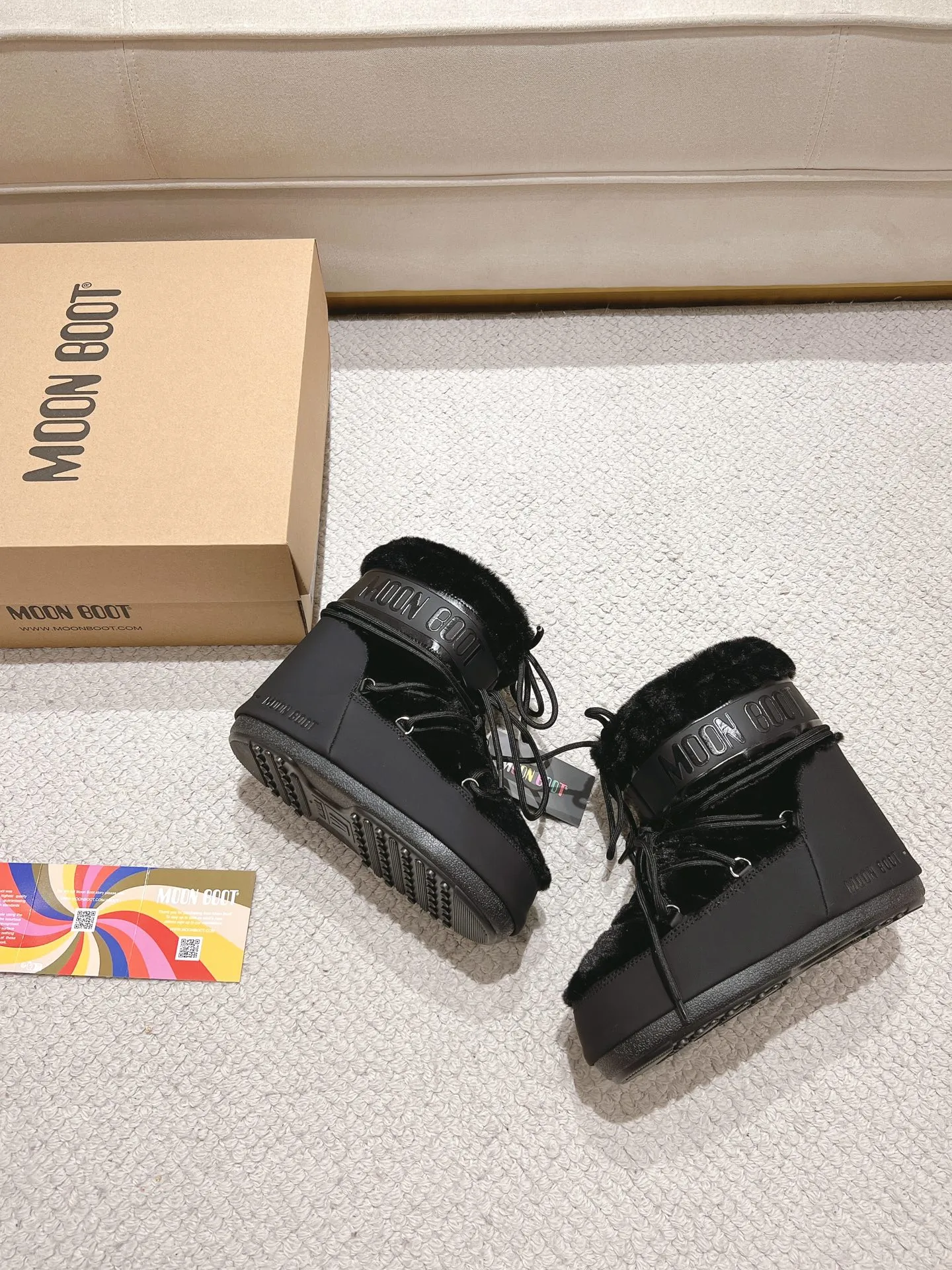 p660 [Exclusive top quality | New upgraded version] ✨A must-buy in winter 2025! Moon Boot moon snow boots - the ultimate warm weapon for fashionistas ❄️ Forget UGG! This winter🔥The "ugly Big Mac" that dominates the streets is here~ 👢The same Y2K retro style from Paris Hilton and Beckham is back! 4cm taller inside ✨ Invisible leg lift · Extremely slimming 👌 Fluffy and soft but not bloated, instantly show off your sense of style when put on your feet 🦋 The same style for both men and women | Can be worn by both men and women | Regardless of left or right foot!  ❄️Maximum thermal insulation power｜No pressure for fun in the snow 💫Trendy style code｜Easily achieve the Millennial hot girl style Say goodbye to ordinary snow boots ~ This winter you need to be warm and rusty! 🌟 #MoonBoot snow boots #winter hot style #瞞小similar style #millennium style wear ❶Fabric: original custom/cowhide/woven wool/high mercerized waterproof cloth ❷Inner: original 100% silk cotton liner ❸Feet: original 100% silk cotton liner ❹Outsole: original molded two-color non-slip outsole ❺Sole thickness: 4cm (including inner**) ❻Number of codes: 35-40 (41. Customized) ❼Packaging: Original full set of packaging ☀Color: Official website updated simultaneously
